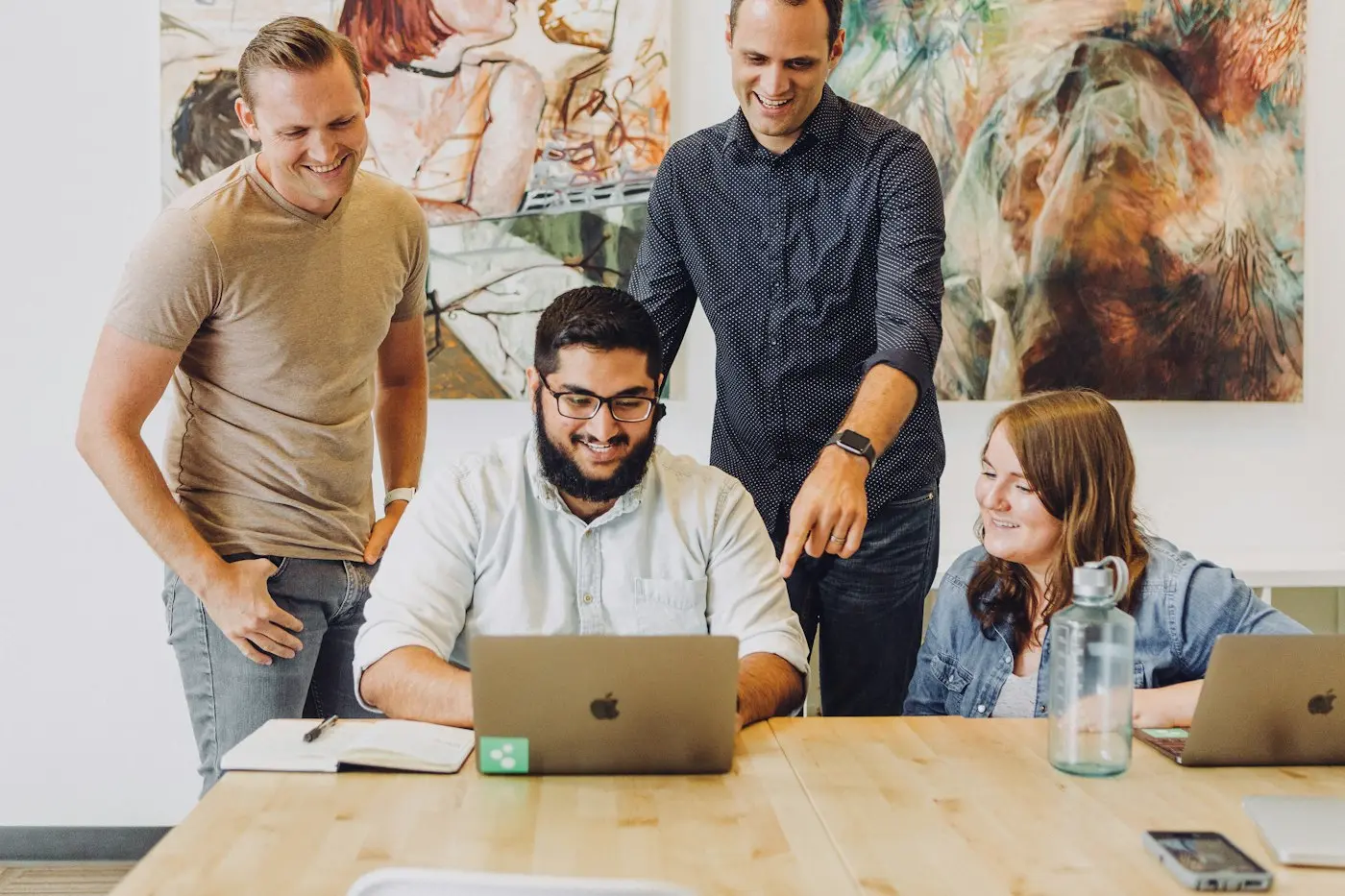 Time da AraujoDev reunido em volta de um notebook